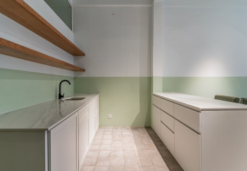 Renovated 3 Bedroom Apartment For Sale - Psar Chas, Phnom Penh thumbnail