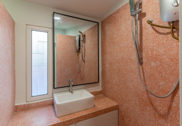 Renovated 3 Bedroom Apartment For Sale - Psar Chas, Phnom Penh thumbnail