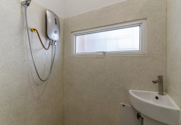 Renovated 3 Bedroom Apartment For Sale - Psar Chas, Phnom Penh thumbnail