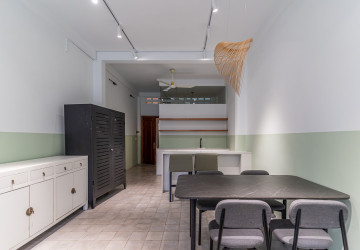 Renovated 3 Bedroom Apartment For Sale - Psar Chas, Phnom Penh thumbnail