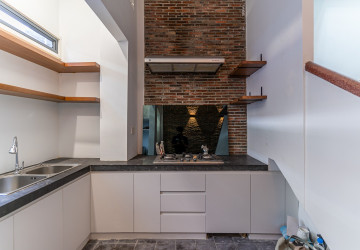 Renovated 3 Bedroom Apartment For Sale - Psar Chas, Phnom Penh thumbnail