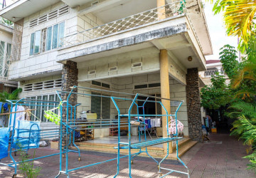 3 Commercial Villa For Rent - Beoung Raing, Phnom Penh thumbnail