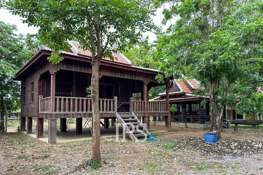 5 Bungalows And Khmer Wooden House For Sale - Anlong Vil, Battambang Province
