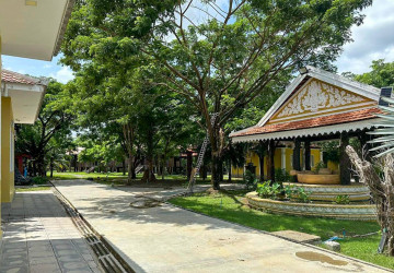 5 Bungalows And Khmer Wooden House  For Sale - Anlong Vil, Battambang Province thumbnail