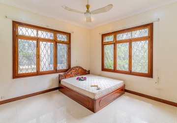 5 Bedroom Commercial Villa For Rent - Tonle Bassac, Phnom Penh thumbnail