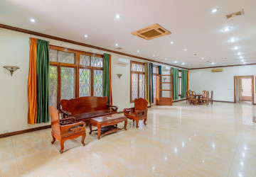 5 Bedroom Commercial Villa For Rent - Tonle Bassac, Phnom Penh thumbnail