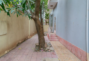 5 Bedroom Commercial Villa For Rent - Tonle Bassac, Phnom Penh thumbnail