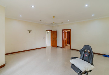 5 Bedroom Commercial Villa For Rent - Tonle Bassac, Phnom Penh thumbnail