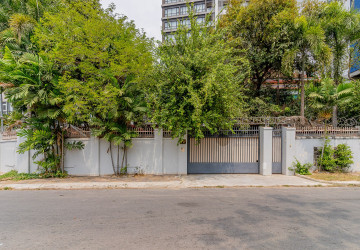 5 Bedroom Commercial Villa For Rent - Tonle Bassac, Phnom Penh thumbnail