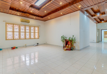 8 Bedroom Commercial Villa For Rent - Tonle Bassac, Phnom Penh thumbnail