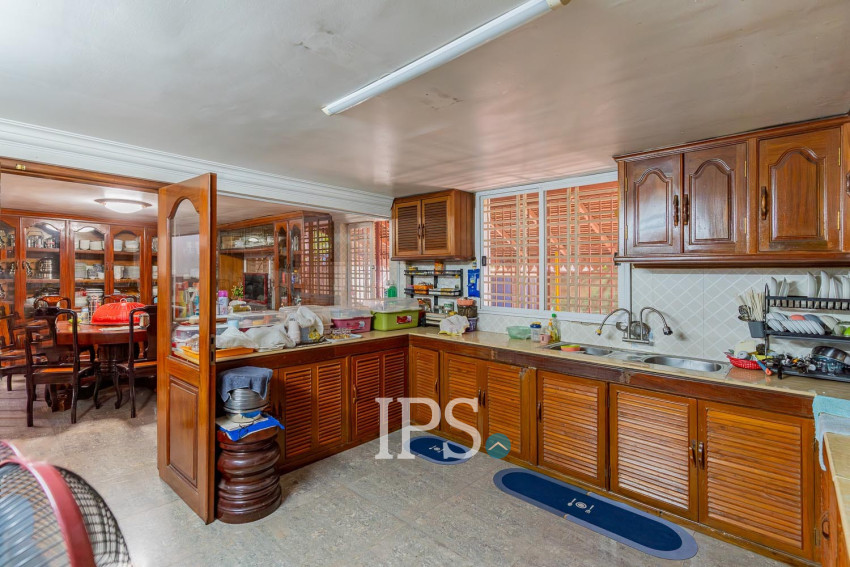 6 Bedroom Villa For Sale - Chip Mong 271, Chak Angrae Leu, Phnom Penh