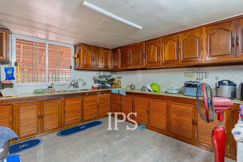 6 Bedroom Villa For Sale - Chip Mong 271, Chak Angrae Leu, Phnom Penh
