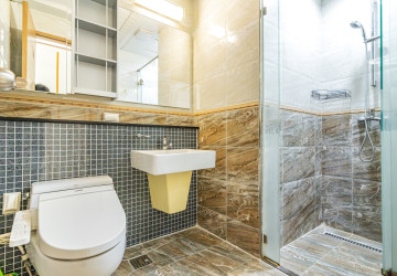 1 Bedroom Condo For Rent - DeCastle Royal, BKK1, Phnom Penh thumbnail