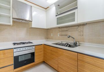 1 Bedroom Condo For Rent - DeCastle Royal, BKK1, Phnom Penh thumbnail