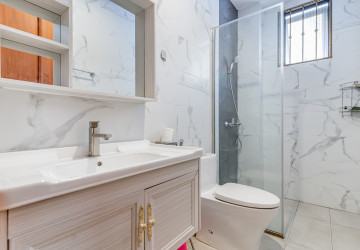 5 Bedroom Shophouse For Rent - Tonle Bassac, Phnom Penh thumbnail