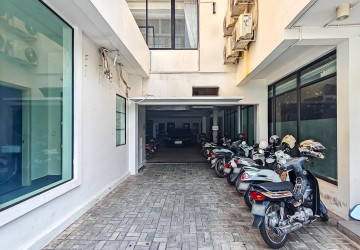 2 Bedroom Apartment For Rent - BKK1, Phnom Penh thumbnail