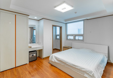 24th Floor 1 Bedroom Condo For Sale - De Castle Royal, BKK1, Phnom Penh thumbnail