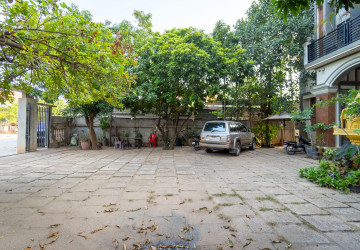 10 Bedroom Guesthouse For Rent - Svay Dangkum, Siem Reap thumbnail