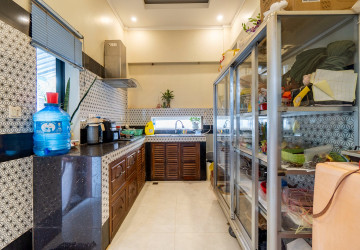 10 Bedroom Guesthouse For Rent - Svay Dangkum, Siem Reap thumbnail