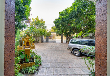 10 Bedroom Guesthouse For Rent - Svay Dangkum, Siem Reap thumbnail