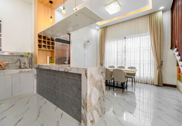 5 Bedroom  Villa For Rent - Svay Dangkum, Siem Reap thumbnail