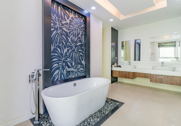 5 Bedroom Villa For Rent - Elite Town, TonleBassac, Phnom Penh thumbnail