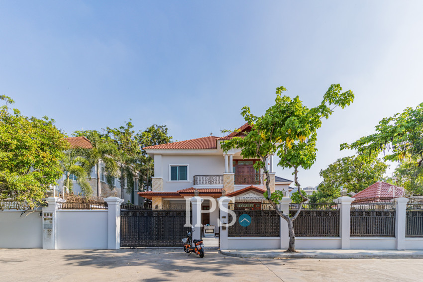 វីឡា 3 បន្ទប់គេង សម្រាប់ជួល - សួនបាសាក់ ទន្លេបាសាក់ ភ្នំពេញ