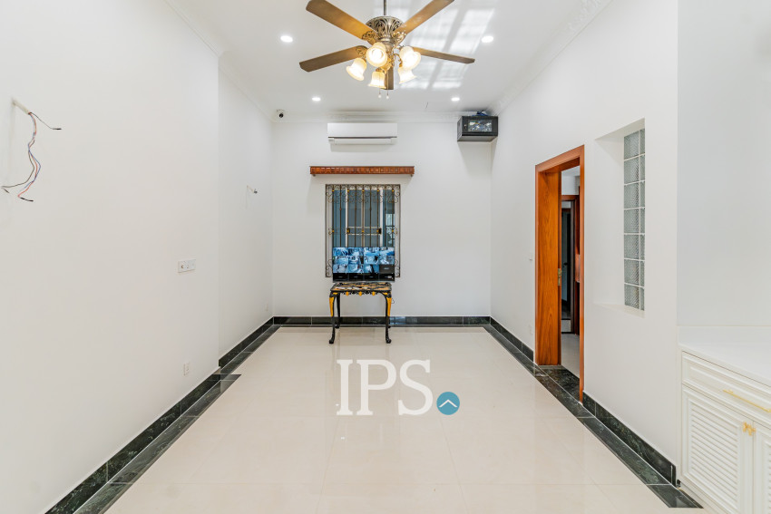 វីឡា 3 បន្ទប់គេង សម្រាប់ជួល - សួនបាសាក់ ទន្លេបាសាក់ ភ្នំពេញ