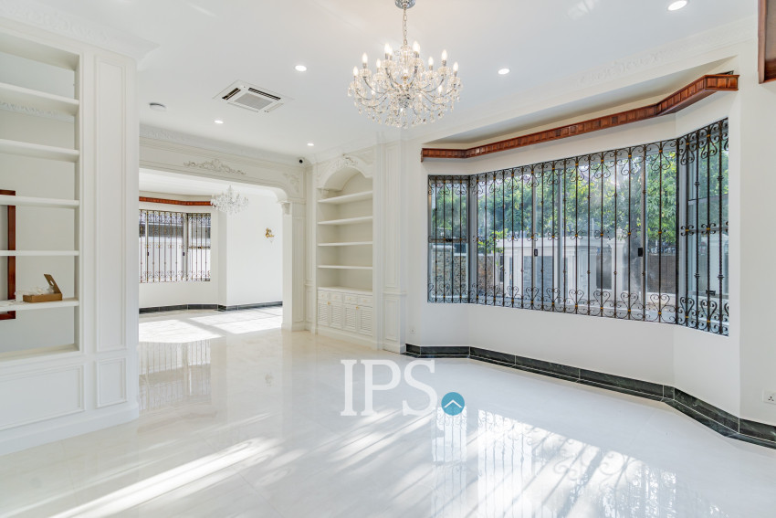 វីឡា 3 បន្ទប់គេង សម្រាប់ជួល - សួនបាសាក់ ទន្លេបាសាក់ ភ្នំពេញ