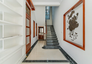 3 Bedroom Villa For Rent - Bassac Garden, Tonle Bassac, Phnom Penh thumbnail