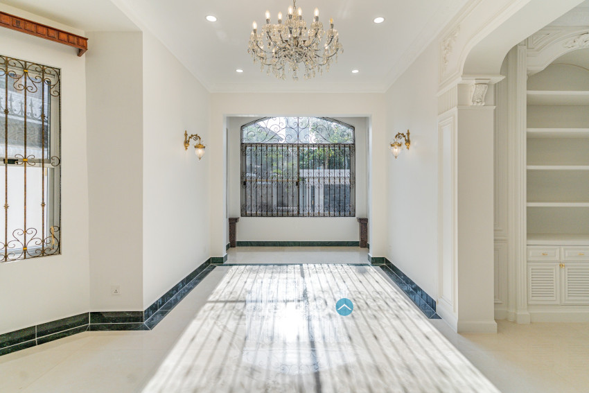 វីឡា 3 បន្ទប់គេង សម្រាប់ជួល - សួនបាសាក់ ទន្លេបាសាក់ ភ្នំពេញ