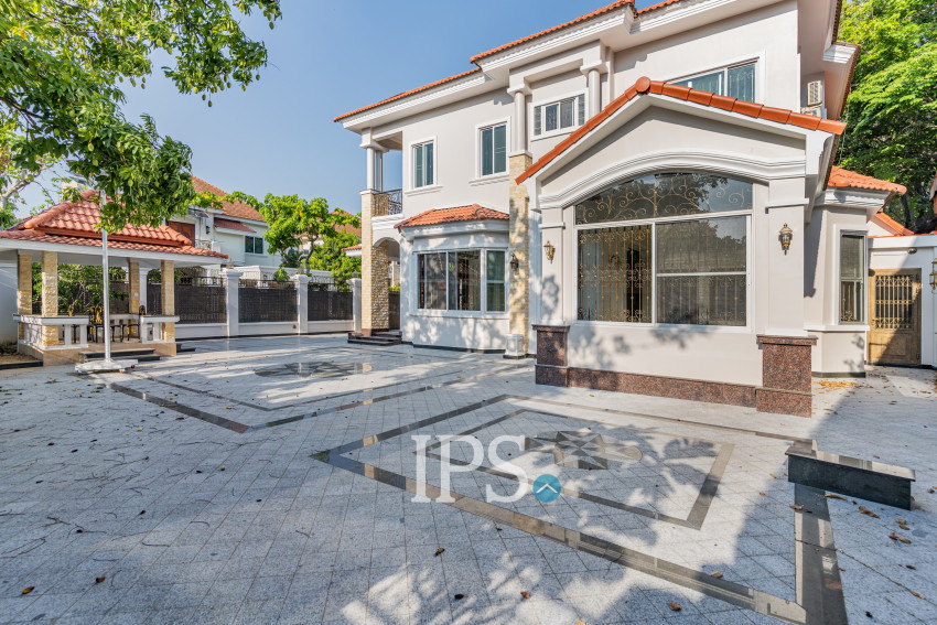 វីឡា 3 បន្ទប់គេង សម្រាប់ជួល - សួនបាសាក់ ទន្លេបាសាក់ ភ្នំពេញ