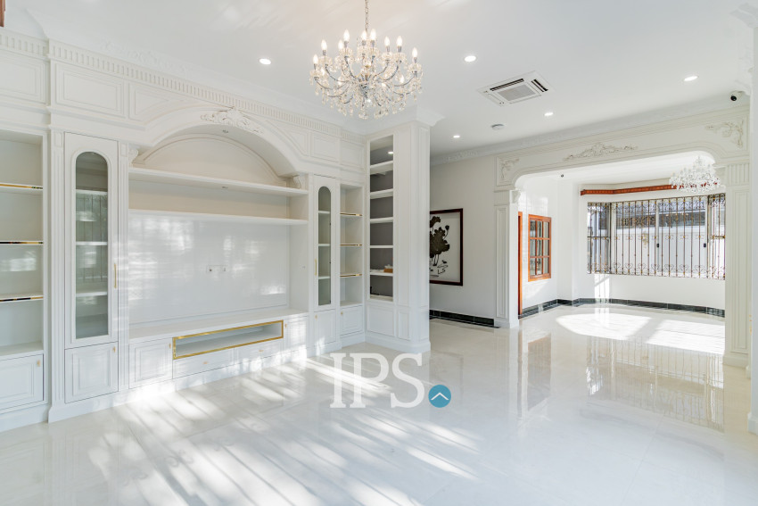 វីឡា 3 បន្ទប់គេង សម្រាប់ជួល - សួនបាសាក់ ទន្លេបាសាក់ ភ្នំពេញ