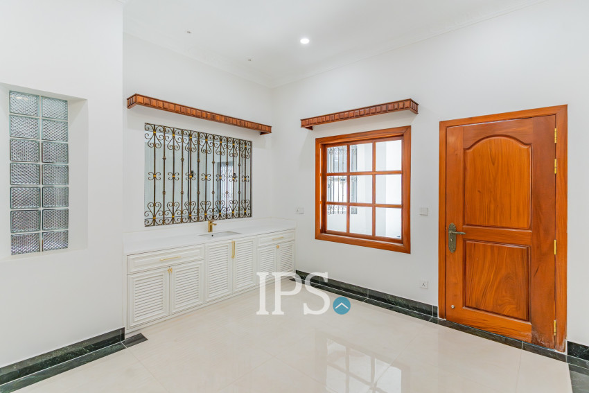 វីឡា 3 បន្ទប់គេង សម្រាប់ជួល - សួនបាសាក់ ទន្លេបាសាក់ ភ្នំពេញ