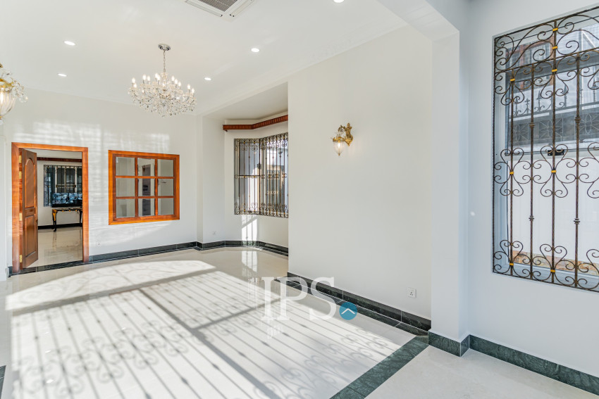 វីឡា 3 បន្ទប់គេង សម្រាប់ជួល - សួនបាសាក់ ទន្លេបាសាក់ ភ្នំពេញ