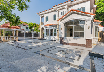 3 Bedroom Villa For Rent - Bassac Garden, Tonle Bassac, Phnom Penh thumbnail