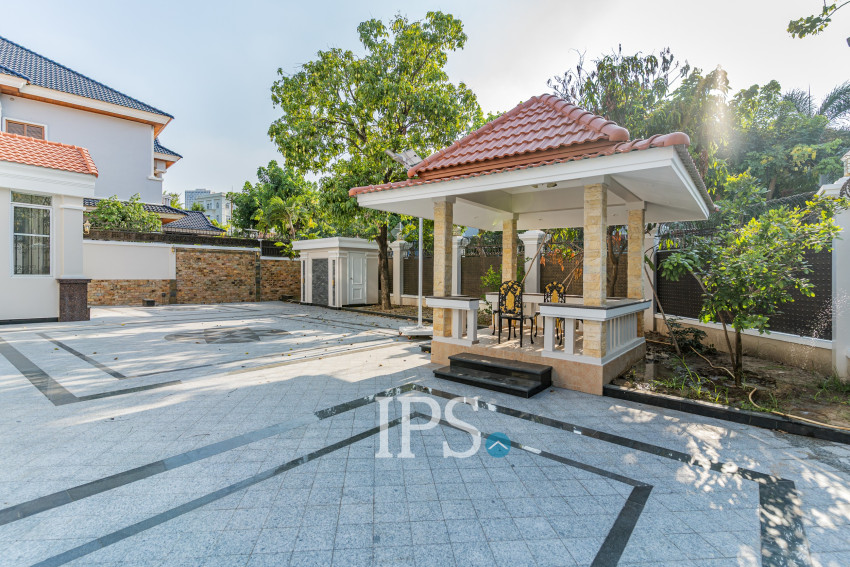 វីឡា 3 បន្ទប់គេង សម្រាប់ជួល - សួនបាសាក់ ទន្លេបាសាក់ ភ្នំពេញ