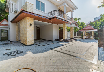 3 Bedroom Villa For Rent - Bassac Garden, Tonle Bassac, Phnom Penh thumbnail