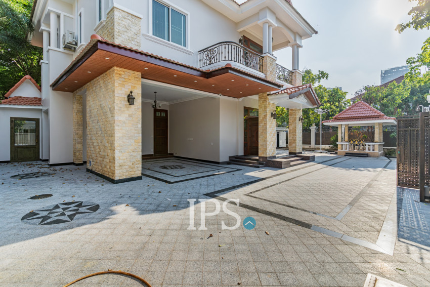 វីឡា 3 បន្ទប់គេង សម្រាប់ជួល - សួនបាសាក់ ទន្លេបាសាក់ ភ្នំពេញ