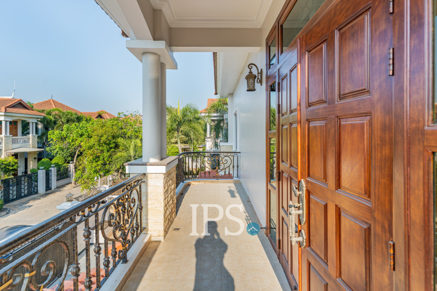 វីឡា 3 បន្ទប់គេង សម្រាប់ជួល - សួនបាសាក់ ទន្លេបាសាក់ ភ្នំពេញ