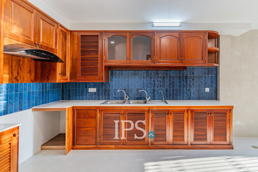 វីឡា 3 បន្ទប់គេង សម្រាប់ជួល - សួនបាសាក់ ទន្លេបាសាក់ ភ្នំពេញ