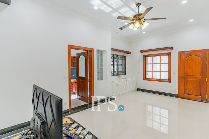 វីឡា 3 បន្ទប់គេង សម្រាប់ជួល - សួនបាសាក់ ទន្លេបាសាក់ ភ្នំពេញ