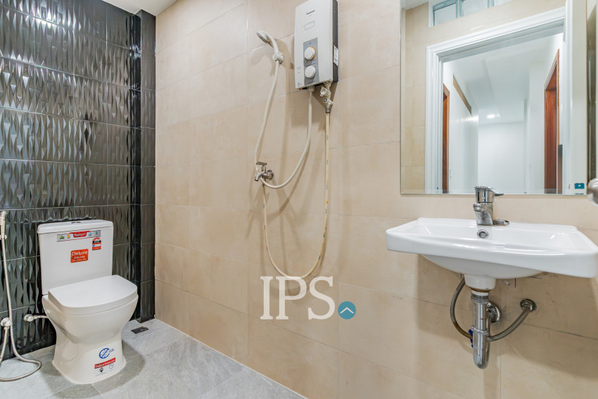 វីឡា 3 បន្ទប់គេង សម្រាប់ជួល - សួនបាសាក់ ទន្លេបាសាក់ ភ្នំពេញ