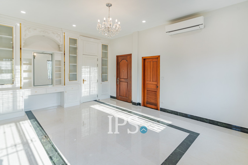 វីឡា 3 បន្ទប់គេង សម្រាប់ជួល - សួនបាសាក់ ទន្លេបាសាក់ ភ្នំពេញ