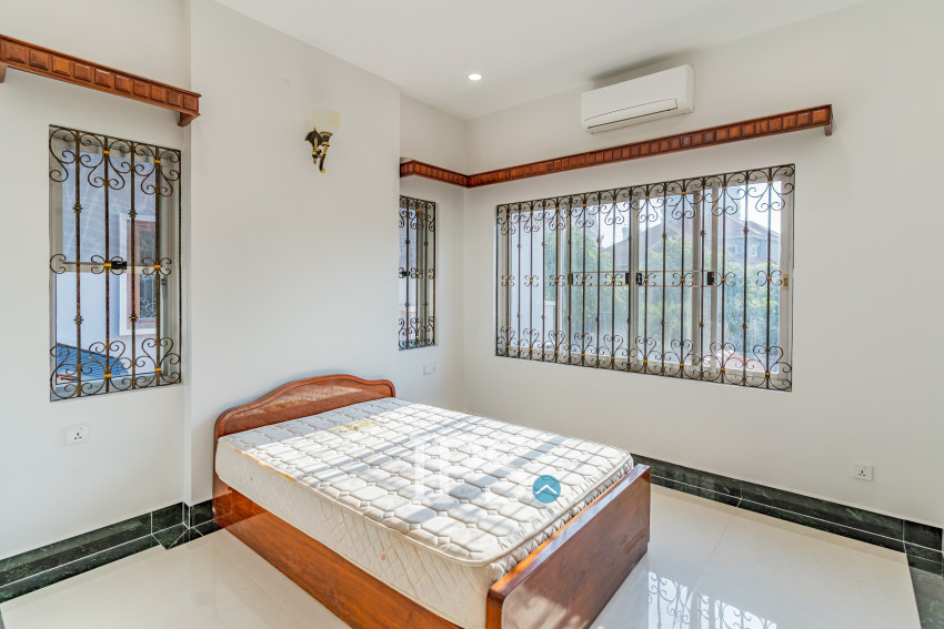 វីឡា 3 បន្ទប់គេង សម្រាប់ជួល - សួនបាសាក់ ទន្លេបាសាក់ ភ្នំពេញ