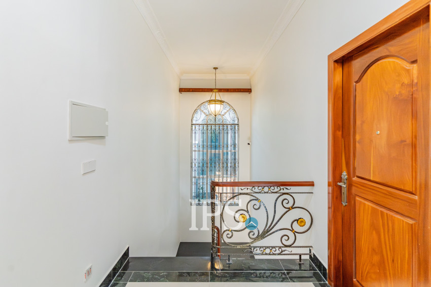 វីឡា 3 បន្ទប់គេង សម្រាប់ជួល - សួនបាសាក់ ទន្លេបាសាក់ ភ្នំពេញ