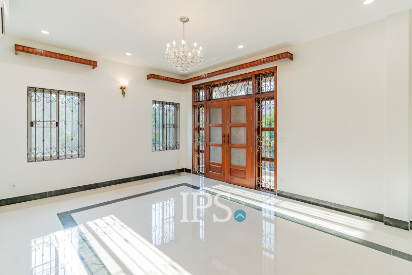 វីឡា 3 បន្ទប់គេង សម្រាប់ជួល - សួនបាសាក់ ទន្លេបាសាក់ ភ្នំពេញ