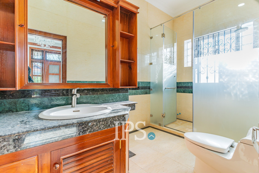 វីឡា 3 បន្ទប់គេង សម្រាប់ជួល - សួនបាសាក់ ទន្លេបាសាក់ ភ្នំពេញ