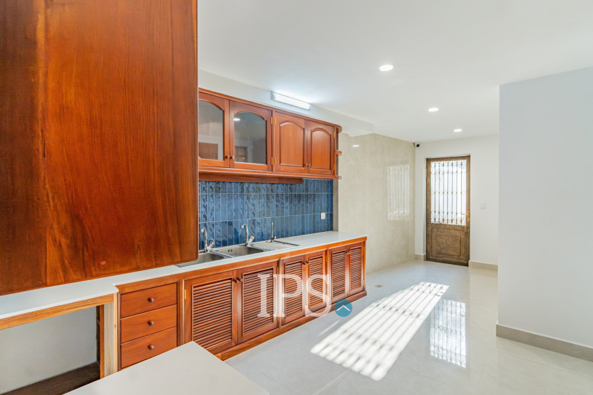 វីឡា 3 បន្ទប់គេង សម្រាប់ជួល - សួនបាសាក់ ទន្លេបាសាក់ ភ្នំពេញ