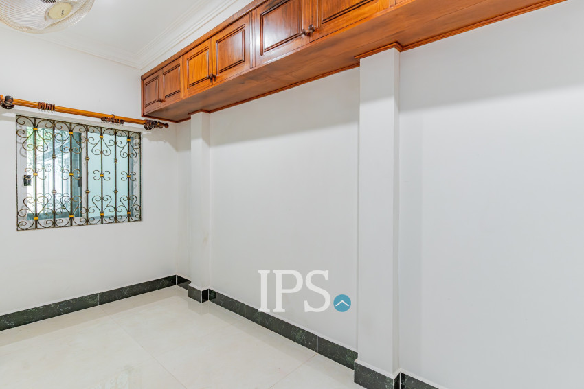 វីឡា 3 បន្ទប់គេង សម្រាប់ជួល - សួនបាសាក់ ទន្លេបាសាក់ ភ្នំពេញ